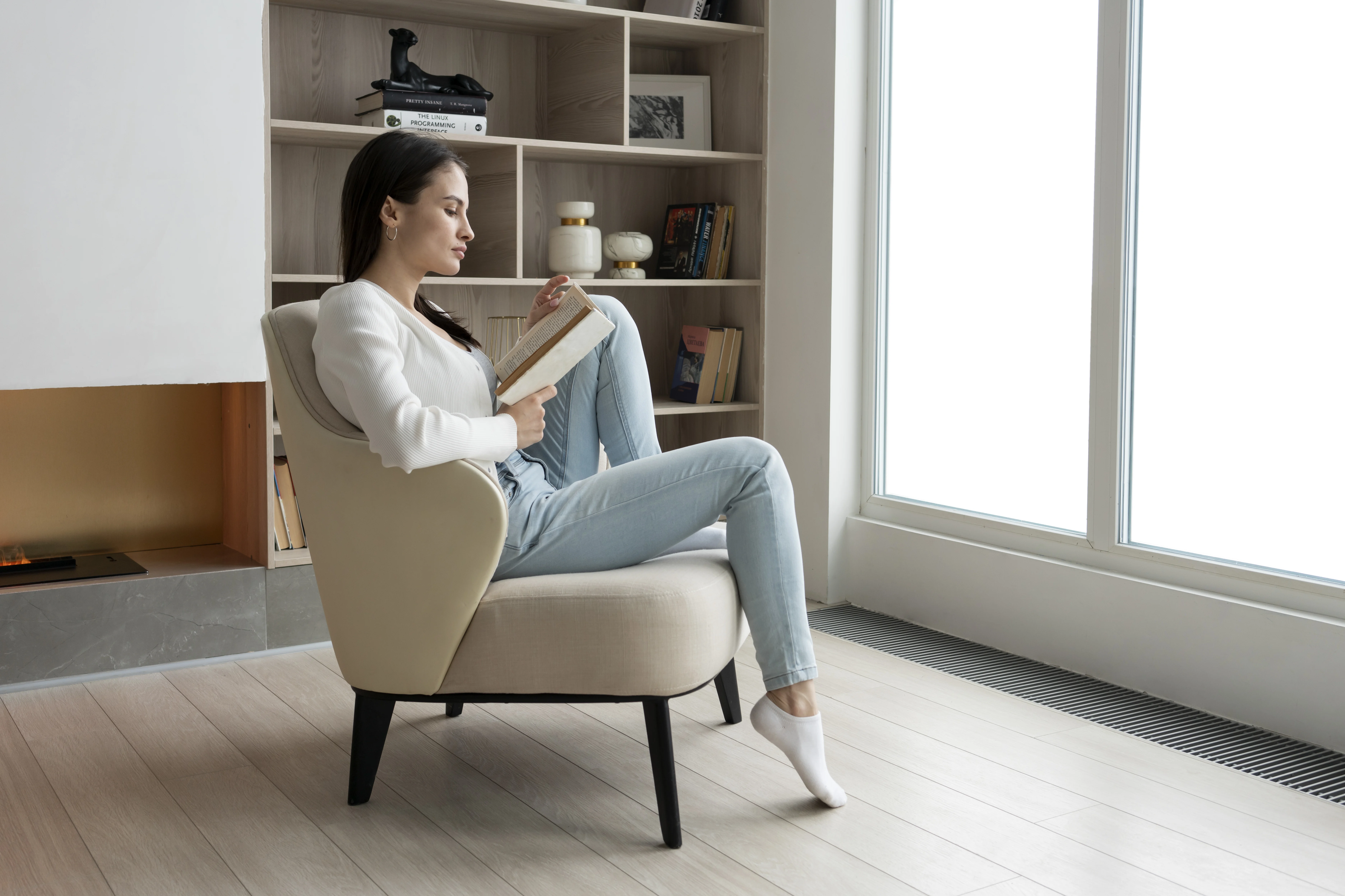 Mulher sentada lendo um livro