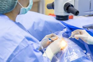 Médicos em cirurgia