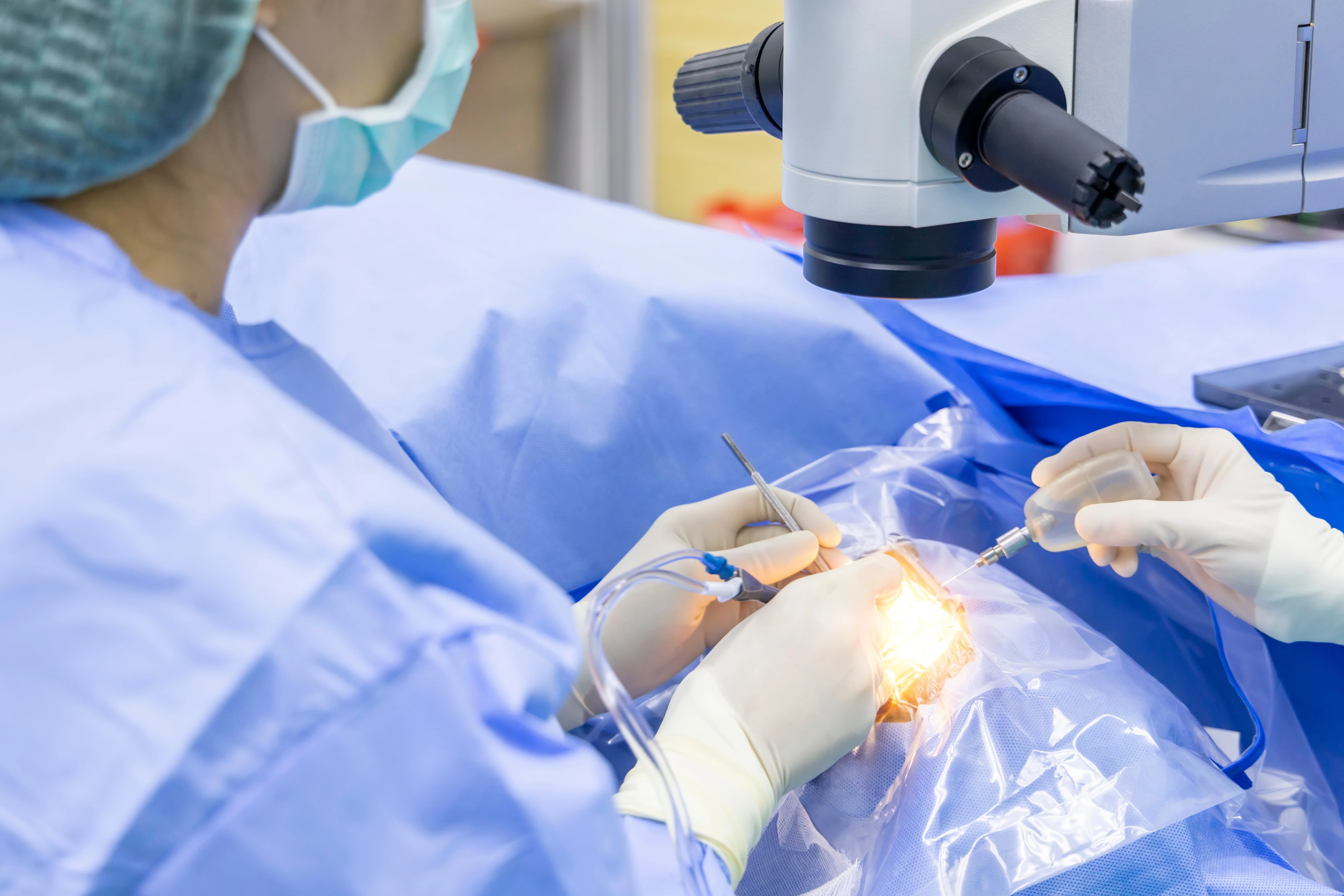 Médicos em cirurgia