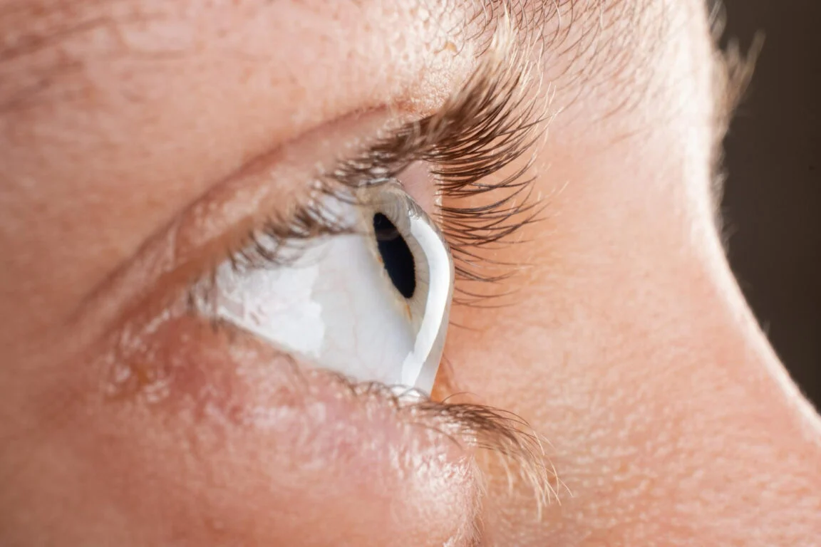 Olhos fixados em algo