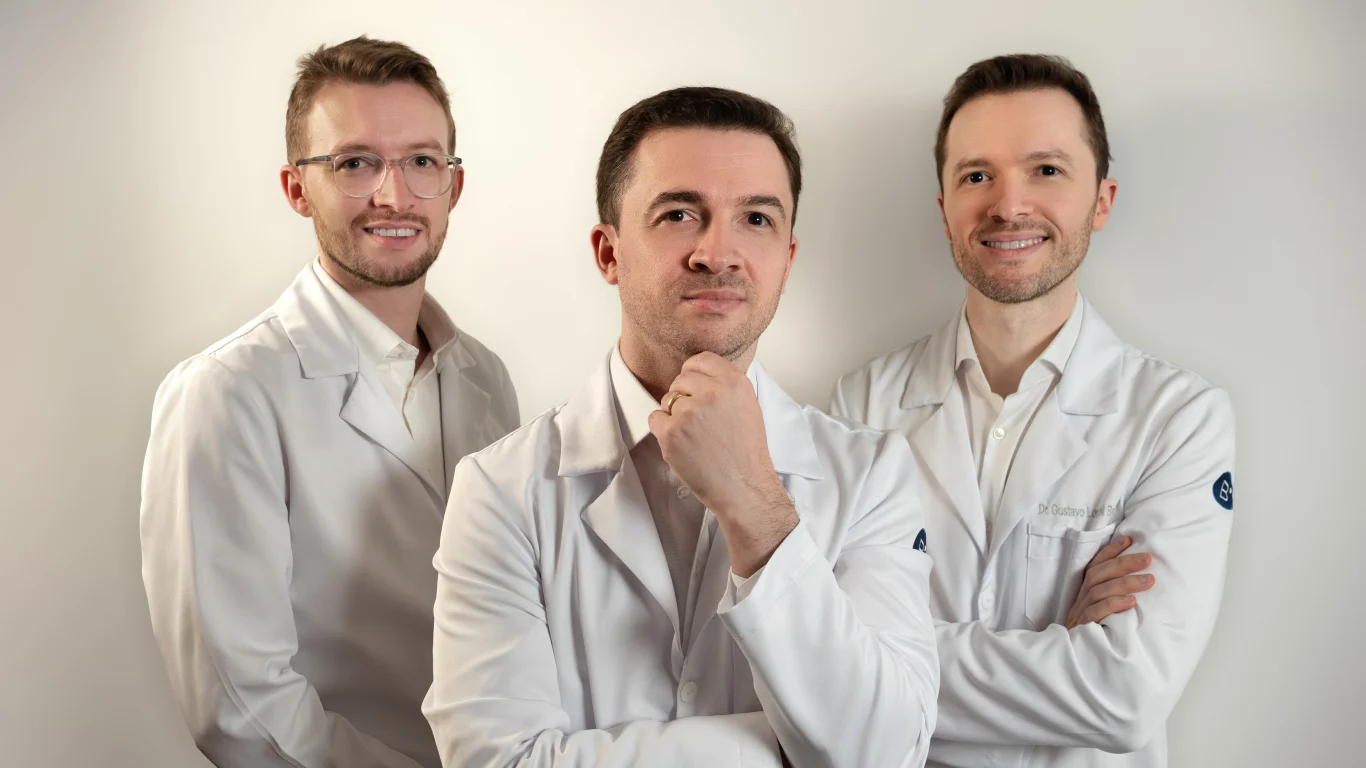 Três médicos que realizam a cirurgia de catarata.